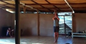 Enzo Ventimiglia improvvisa una sequenza di Odaka Yoga