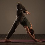 Yoga-Positionen Halb Skorpion