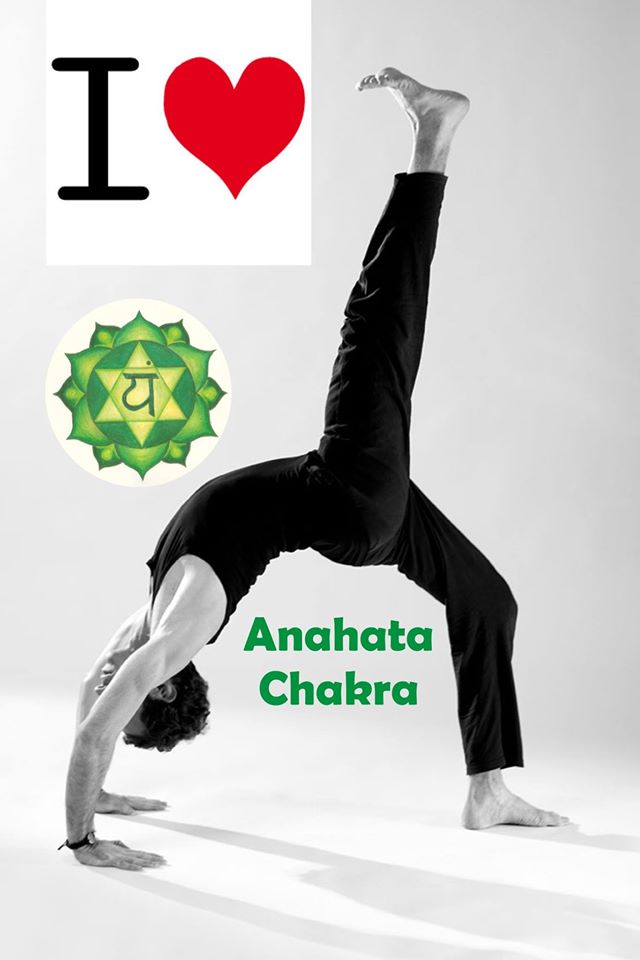 En el yoga Anahata Chakra (el chakra del corazón) Es el asiento de experiencias emocionales