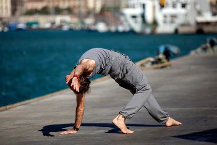 L'emplacement Kamatkarasana Yoga est également connu comme Rockstar pose ou pose Wild thing,