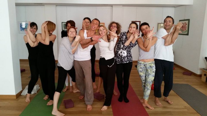 taller de yoga hermosa en Milán con Enzo Ventimiglia